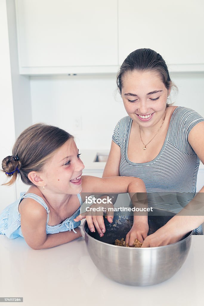 Adolescente e bambina felice mix di ricette con le mani. - Foto stock royalty-free di 14-15 anni