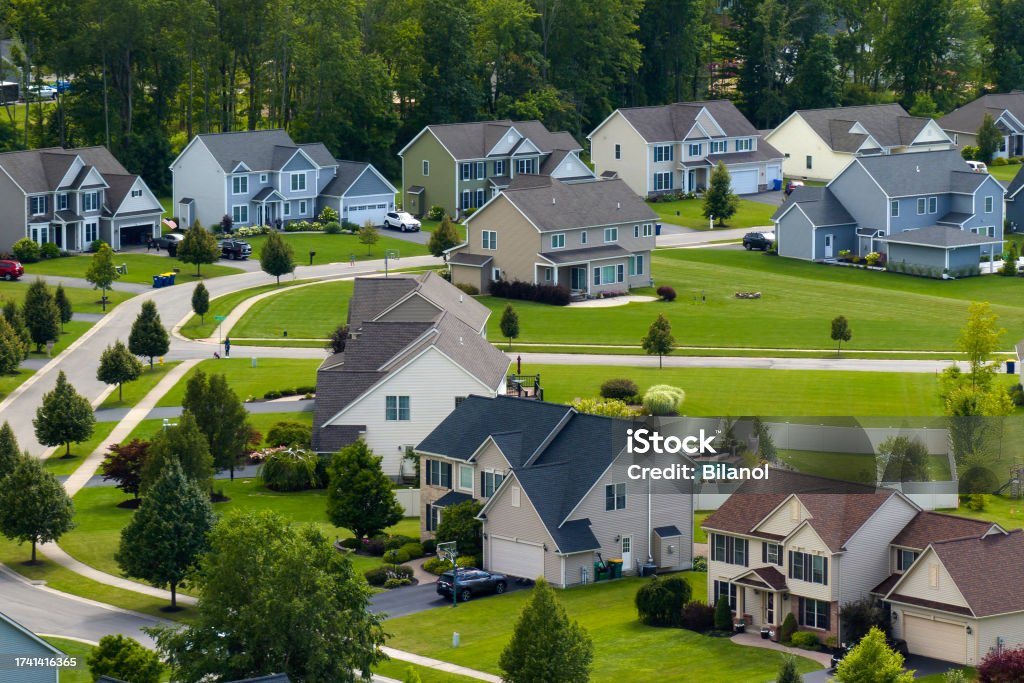 Low-density two story private homes in rural residential suburbs outside of Rochester, New York. Upscale suburban houses with large lot size and green grassy lawns in summer season - Royalty-free Woongebied Stockfoto Low-density two story private homes in rural residential suburbs outside of Rochester, New York. Upscale suburban houses with large lot size and green grassy lawns in summer season - Royalty-free Woongebied Stockfoto