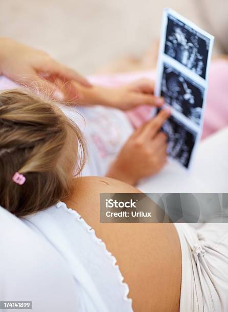 Kleines Mädchen Blick In Die Sonogram Während Sie Mit Ihrem Stockfoto und mehr Bilder von Kind