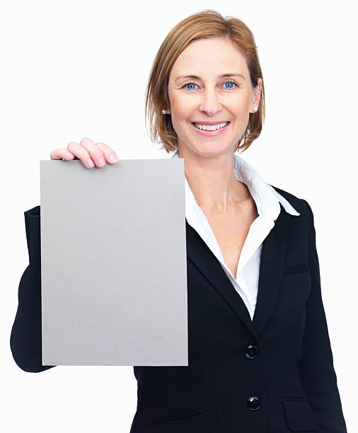 feminino empresário apresentando em branco, bordo - mature women outdoors smiling happiness - fotografias e filmes do acervo