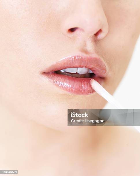 Aplicar Gloss De Labios Foto de stock y más banco de imágenes de Labios - Boca humana - Labios - Boca humana, Macrofotografía, Pintalabios