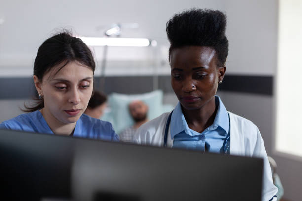 infermiera e medico afroamericano che usano il personal computer per l'immaginazione clinica - imagistic foto e immagini stock