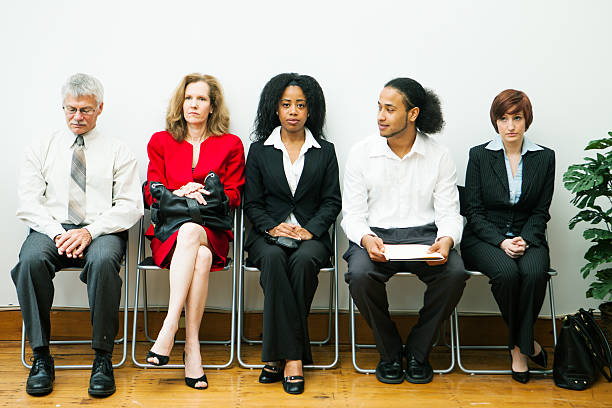 groupe diversifié attente pour une entrevue - unemployment waiting in line waiting room interview photos et images de collection
