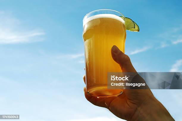 Una Cerveza Foto de stock y más banco de imágenes de Agarrar - Agarrar, Aire libre, Azul