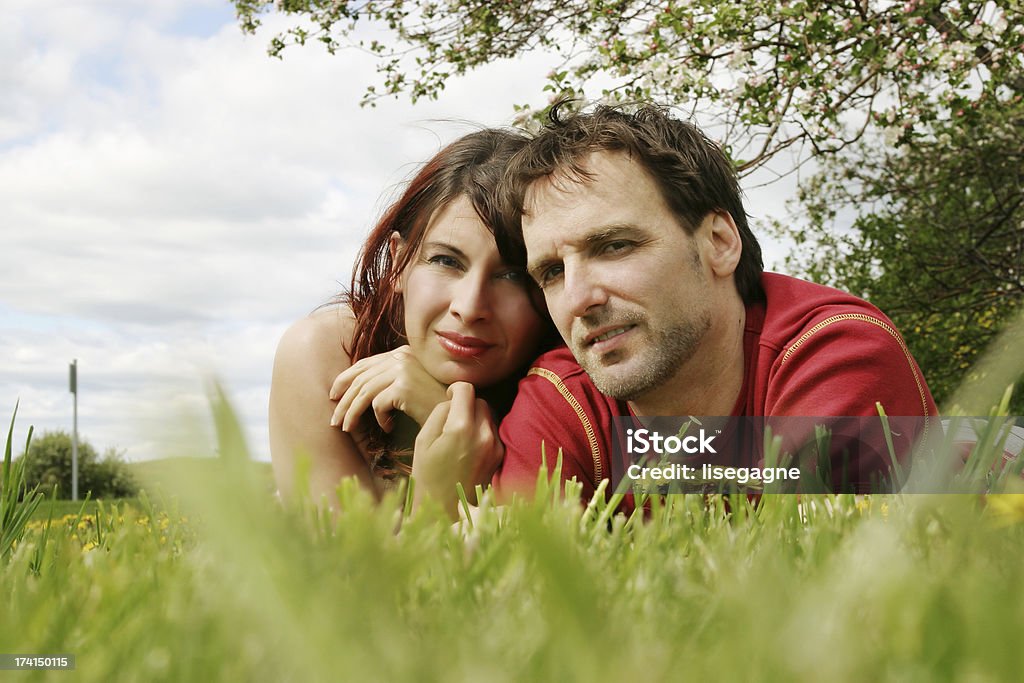 Pareja descansando sobre hierba - Foto de stock de Adulto libre de derechos