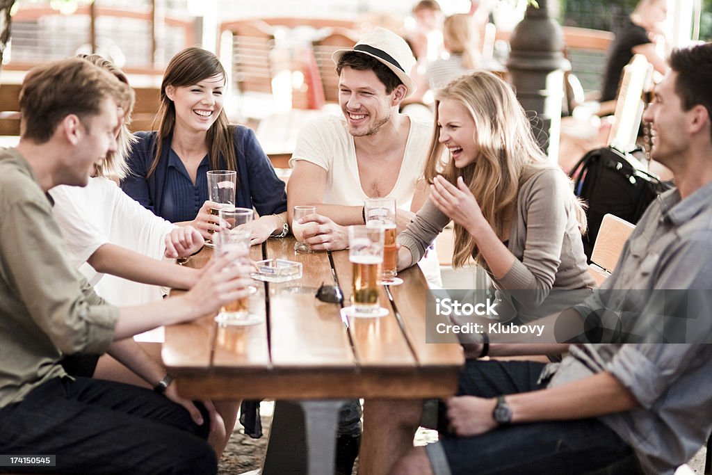 Młodych ludzi, picie piwa na zewnątrz - Zbiór zdjęć royalty-free (Piwo)