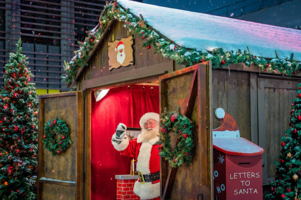 agitando babbo natale al mercatino di natale, lansdowne park, ottawa, ontario, canada - santa claus waving christmas photography foto e immagini stock