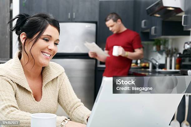 Manhã De Trabalho - Fotografias de stock e mais imagens de Adulto - Adulto, Amor, Beber