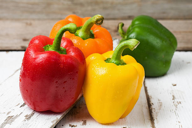 rosso, giallo, arancione e verde peperoni - pepper vegetable red green foto e immagini stock