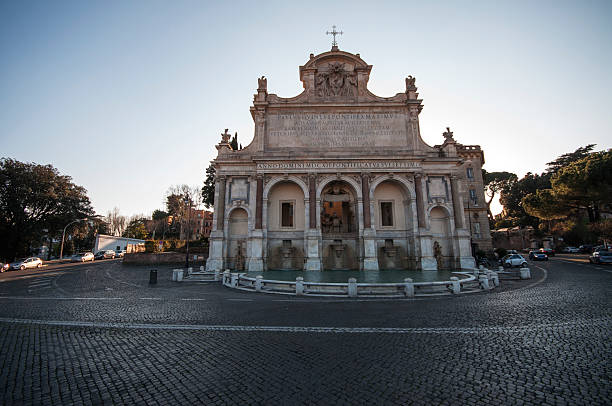 istock Fontain dell'acqua Paola in Rome 174160590