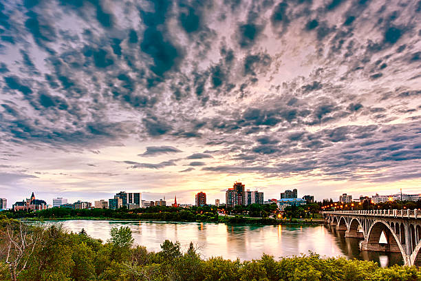 cidade de saskatoon - bessborough imagens e fotografias de stock