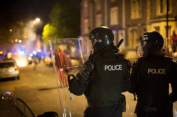 riot polizei verteidigen - bereitschaftspolizist stock-fotos und bilder