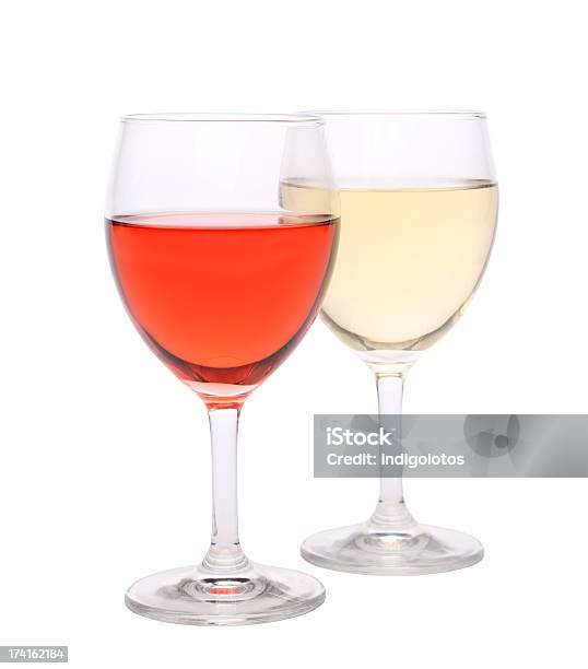 Bicchieri Di Vino Rosso E Bianco - Fotografie stock e altre immagini di Alchol - Alchol, Azienda vinicola, Bibita