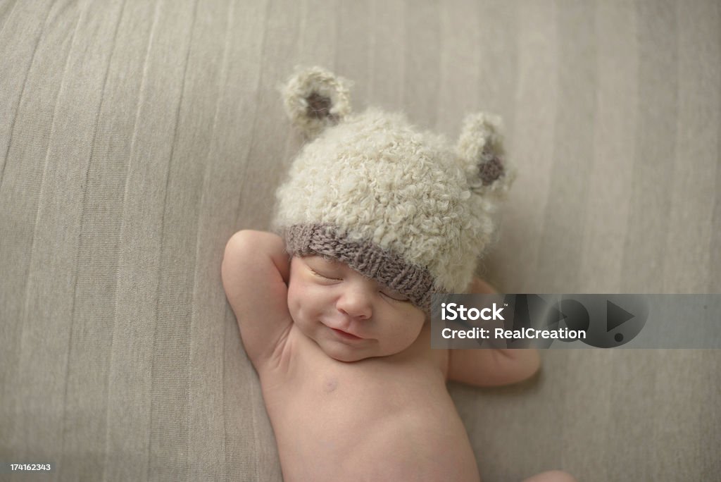 少女の笑顔新生児 - ニット帽のロイヤリティフリーストックフォト