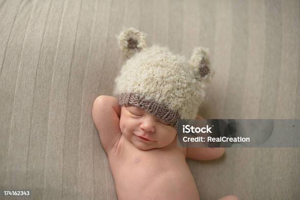 Foto de Menina Sorrindo Recémnascido e mais fotos de stock de Bebê - Bebê, Gorro de lã, Bebês Meninas