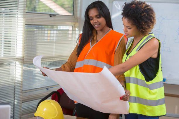 femme d'ingénieur de construction - minority african ethnicity business hardhat photos et images de collection