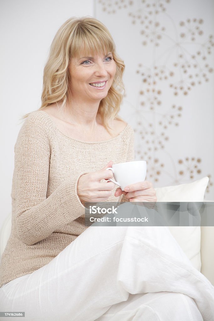 Szczęśliwy ładna kobieta z filiżanką kawy - Zbiór zdjęć royalty-free (30-39 lat)