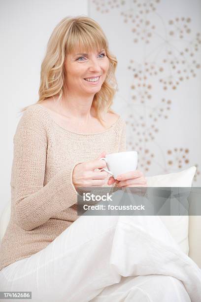 Szczęśliwy Ładna Kobieta Z Filiżanką Kawy - zdjęcia stockowe i więcej obrazów 30-39 lat - 30-39 lat, 40-49 lat, Blond włosy