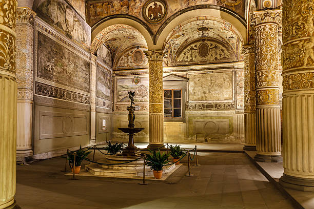 intérieur luxueux du palazzo vecchio (ancien palais) - florence italy ancient past architecture photos et images de collection