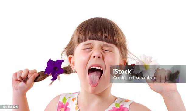 Bambina Sporgono Linguetta - Fotografie stock e altre immagini di 4-5 anni - 4-5 anni, Ansimare - Espressione del viso, Bambine femmine