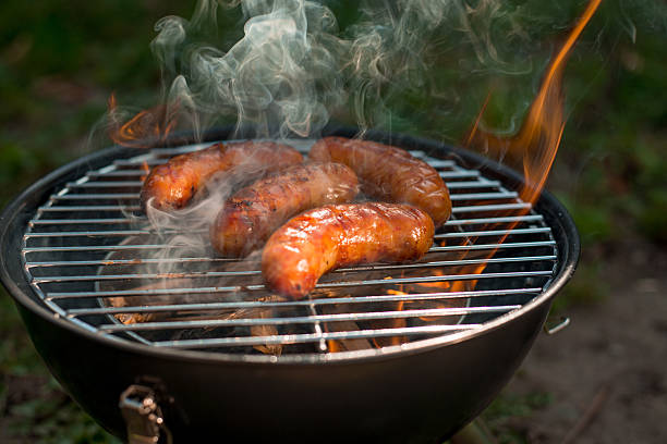 salsichas no grill - sausage bratwurst barbecue grill barbecue - fotografias e filmes do acervo