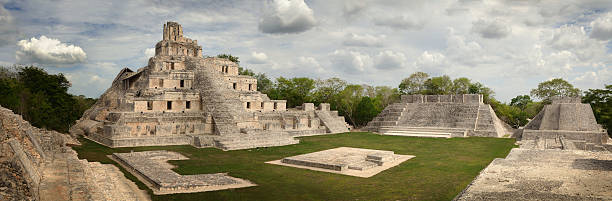 maya edzná complejo, el templo de cinco pisos. yucatán, campeche, m - chichen itza mayan mexico steps fotografías e imágenes de stock