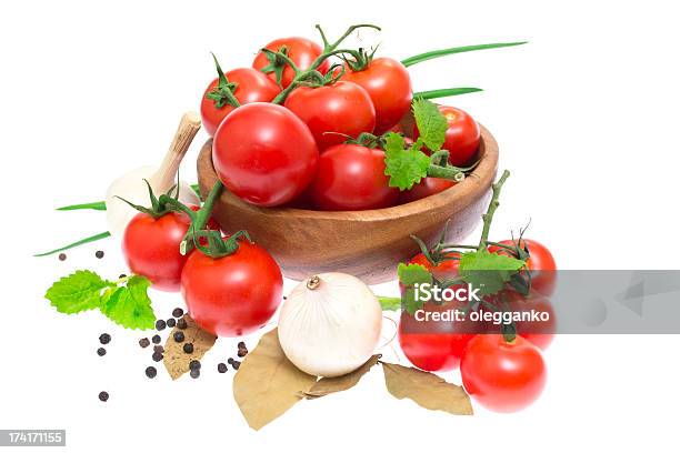 Photo libre de droit de La Succursale De Tomates Cerises Dans Un Bol En Bois banque d'images et plus d'images libres de droit de Ail - Légume à bulbe