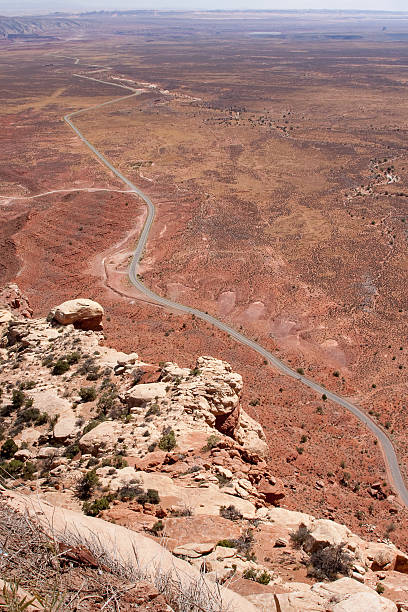 шоссе из верхней части moki dugway - moki dugway стоковые фото и изображения