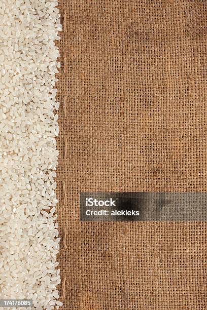 Foto de Deitado Sobre Sackcloth Arroz e mais fotos de stock de Alimentação Saudável - Alimentação Saudável, Aniagem de Cânhamo, Arroz - Alimento básico