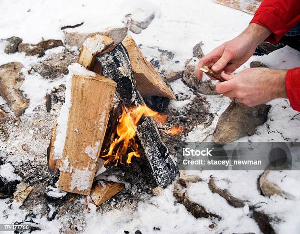 Foto de Fogueira De Inverno e mais fotos de stock de Acampar - Acampar, Chama, Conceito