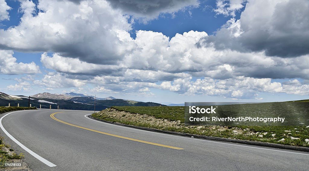 Road 、ロッキー山脈国立公園 - アメリカ合衆国のロイヤリティフリーストックフォト