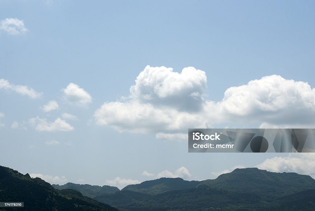 Blauer Himmel und weiße Wolken - Lizenzfrei Biegung Stock-Foto