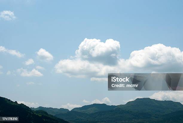 Foto de Céu Azul E Nuvens Brancas e mais fotos de stock de Azul - Azul, Beleza natural - Natureza, Branco