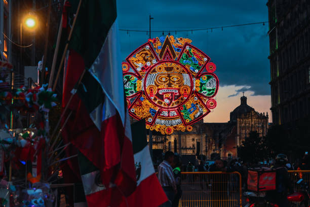 décorations à l’entrée du zocalo à mexico pour la célébration de l’indépendance, vue depuis l’avenue 20 de noviembre - north american tribal culture photography color image horizontal photos et images de collection