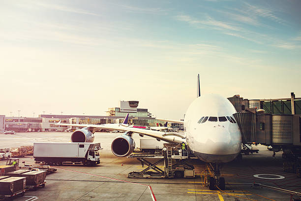 飛行機の準備に降り立ちをロード - frankfurt international airport ストックフォトと画像