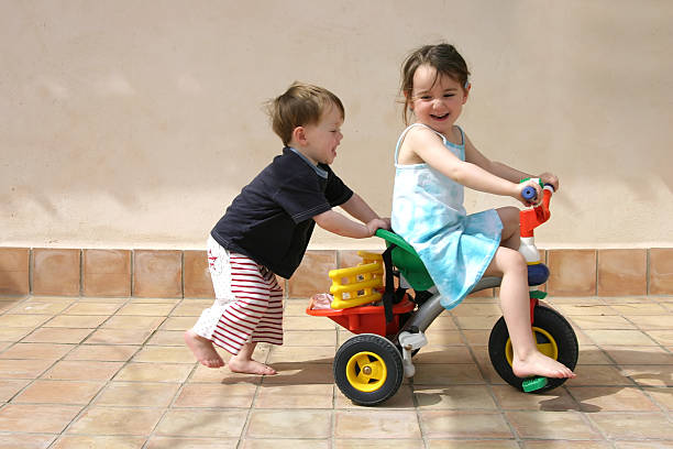 donnez-moi - tricycle photos et images de collection