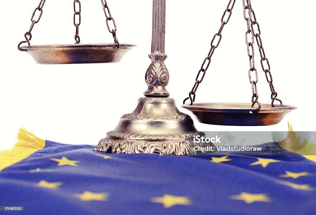 Balance de la justice dans le drapeau de l'Union européenne - Photo de Autorité libre de droits