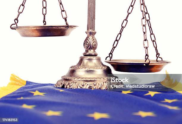 Photo libre de droit de Balance De La Justice Dans Le Drapeau De Lunion Européenne banque d'images et plus d'images libres de droit de Autorité