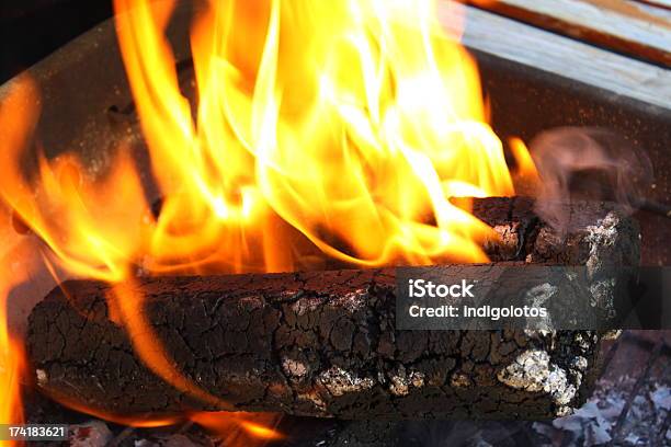 Briquettes De Madera Para Barbacoa Foto de stock y más banco de imágenes de Basura - Basura, Briqueta, Carbón