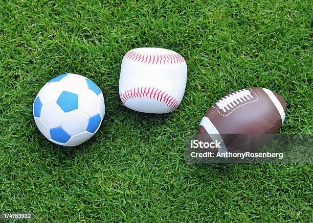 Photo libre de droit de Sports banque d'images et plus d'images libres de droit de Balle de baseball - Balle de baseball, Balle ou ballon, Ballon de football