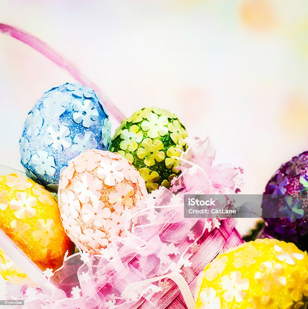 Huevos de Pascua en cesta - Foto de stock de Arreglo libre de derechos