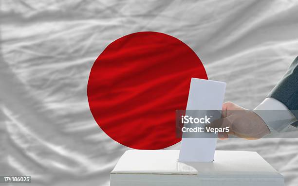 Человек В Голосовании На Выборах В Японии — стоковые фотографии и другие картинки Взрослый - Взрослый, Выбор, Выборы