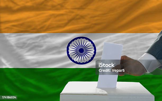 男性の選挙投票の前にインドの国旗 - インドのストックフォトや画像を多数ご用意 - インド, インド人, インド文化