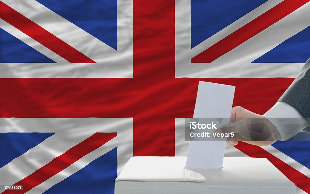 Uomo di voto sulle elezioni in Gran Bretagna - Foto stock royalty-free di Adulto