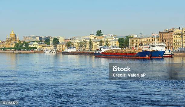 Navios De Carga Em São Petersburgo - Fotografias de stock e mais imagens de Ao Ar Livre - Ao Ar Livre, Cais - Estrutura Feita pelo Homem, Carregar - Atividade
