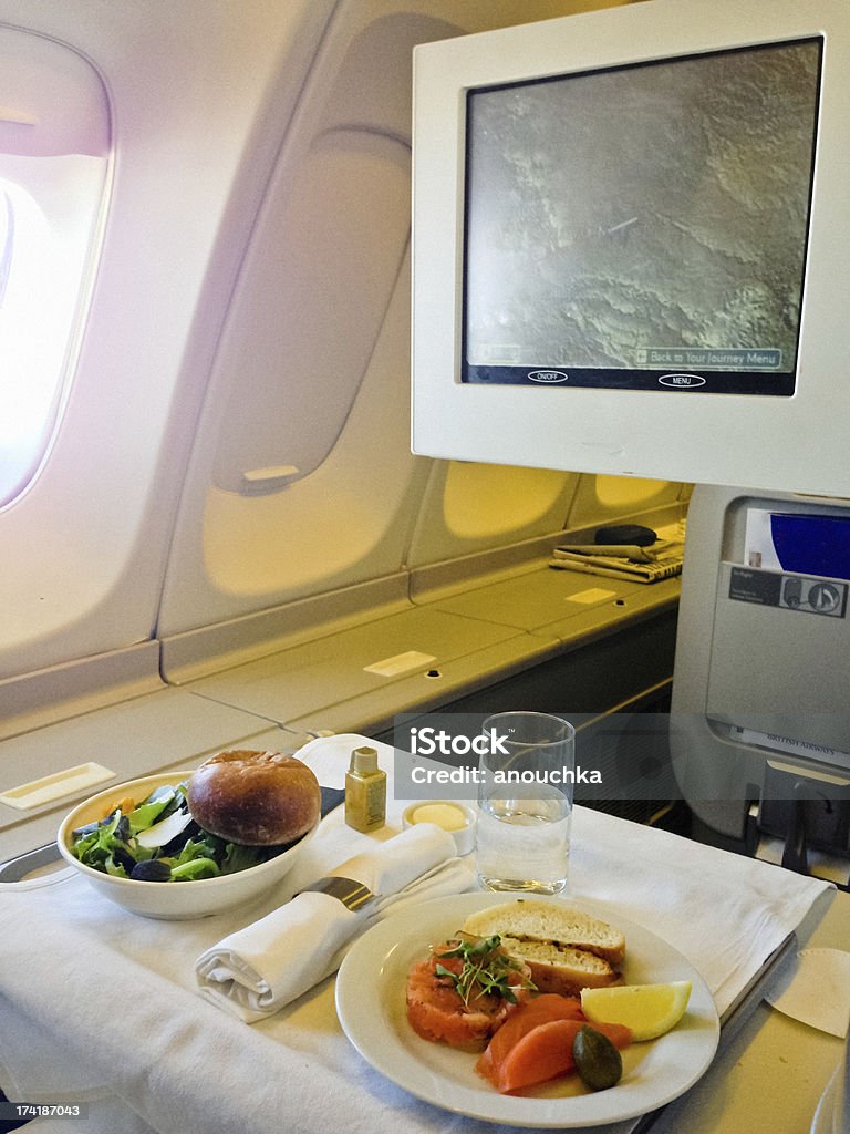 Compagnie aérienne déjeuner servi durant le vol de longue distance. - Photo de Repas en avion libre de droits