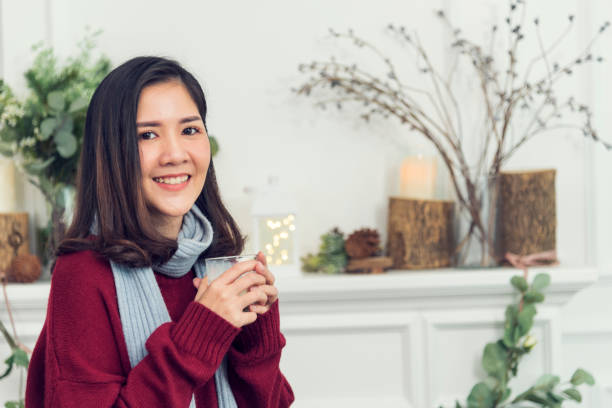 portrait de femmes asiatiques, bonheur, sourire, rire, personne heureuse, regardant la caméra. beau portrait de fille heureuse joie joyeuse. les femmes de beauté sourient en riant. des femmes confiantes ont tiré un visage souriant. - real people indoors studio shot head and shoulders photos et images de collection