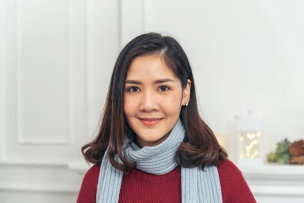 portrait de femmes asiatiques, bonheur, sourire, rire, personne heureuse, regardant la caméra. beau portrait de fille heureuse joie joyeuse. les femmes de beauté sourient en riant. des femmes confiantes ont tiré un visage souriant. - real people indoors studio shot head and shoulders photos et images de collection