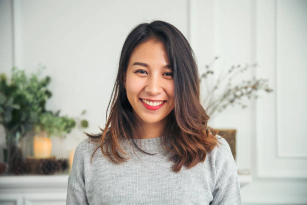 ritratto, donne asiatiche, felicità, sorridente, ridere, persona felice che guarda la macchina fotografica. bella gioia allegra del ritratto della ragazza felice. le donne di bellezza sorridono ridendo. fiducia femmine candid girato faccia sorridente. - real people enjoyment happiness confidence foto e immagini stock