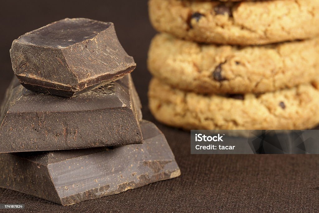 close up de biscoitos com gotas de chocolate - Foto de stock de Assado no Forno royalty-free